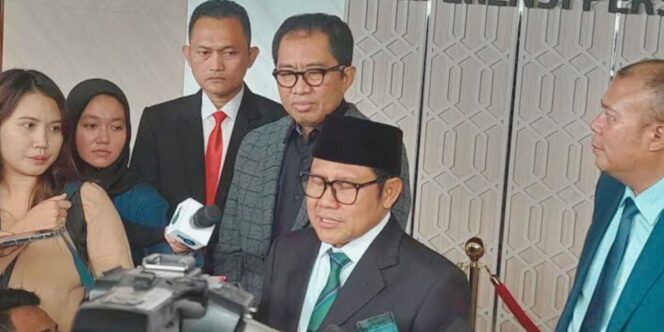 
					Pansus Haji Tangkap basah Saksi yang Tak Hadiri Rapat DPR Dengan Alasan Masih Di Luar Negeri, Ternyata Ada Di Kantor Kemenag