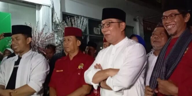 
					Sempat Terjadi Ketegangan Antara Ormas FBR & Bamus Betawi Saat Ridwan Kamil Kunjungi Markas Bamus Betawi Di Jatinegara
