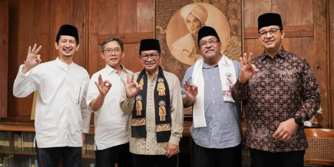 
					Tak Sejalan Dengan Mulyono, Anies Pertegas Arah Dukungannya Dengan Berfose 3 Jari
