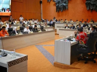  Menteri Perhubungan Dudy Purwagandhi saat melaksanakan Rapat Kerja dengan Komisi V DPR RI. (Foto: Kemenhub)
