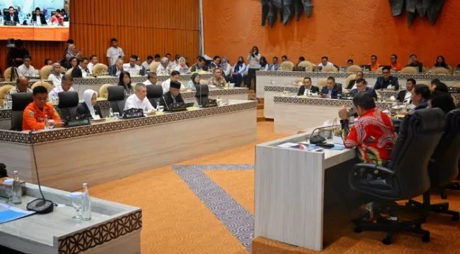  Menteri Perhubungan Dudy Purwagandhi saat melaksanakan Rapat Kerja dengan Komisi V DPR RI. (Foto: Kemenhub)
