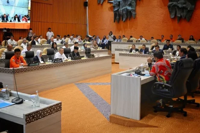 
					 Menteri Perhubungan Dudy Purwagandhi saat melaksanakan Rapat Kerja dengan Komisi V DPR RI. (Foto: Kemenhub)
