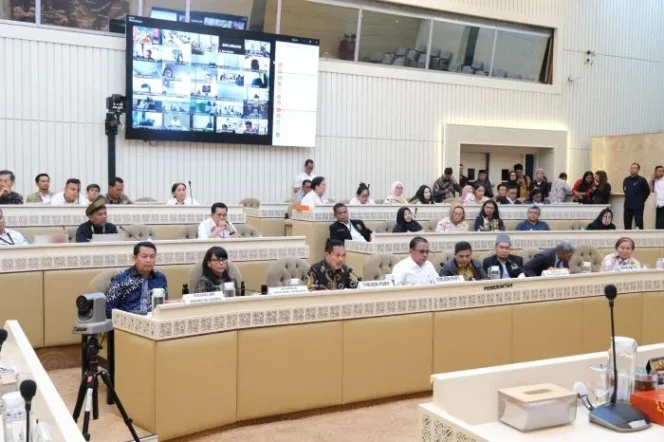 
					Direktur Jenderal Penetapan Hak dan Pendaftaran Tanah (Dirjen PHPT), Asnaedi, saat mengikuti RDP dan RDPU bersama Komisi II DPR RI . (Foto : Kementerian ATR/BPN)