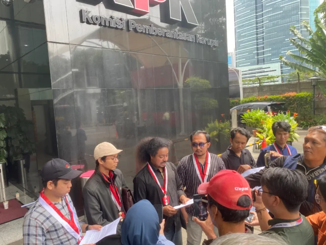 
					Geruduk Gedung KPK , GMNI Jakarta Raya Minta Jokowi dan Kroninya Diperiksa .