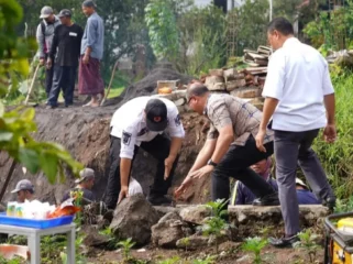 Pj Walikota Batu Kunjungi Lokasi Bencana Longsor (Foto : Humas BPBD Kota Batu)
