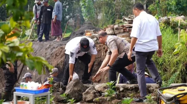 Pj Walikota Batu Kunjungi Lokasi Bencana Longsor (Foto : Humas BPBD Kota Batu)