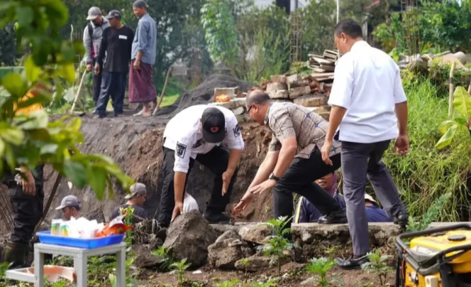 
					Pj Walikota Batu Kunjungi Lokasi Bencana Longsor (Foto : Humas BPBD Kota Batu)