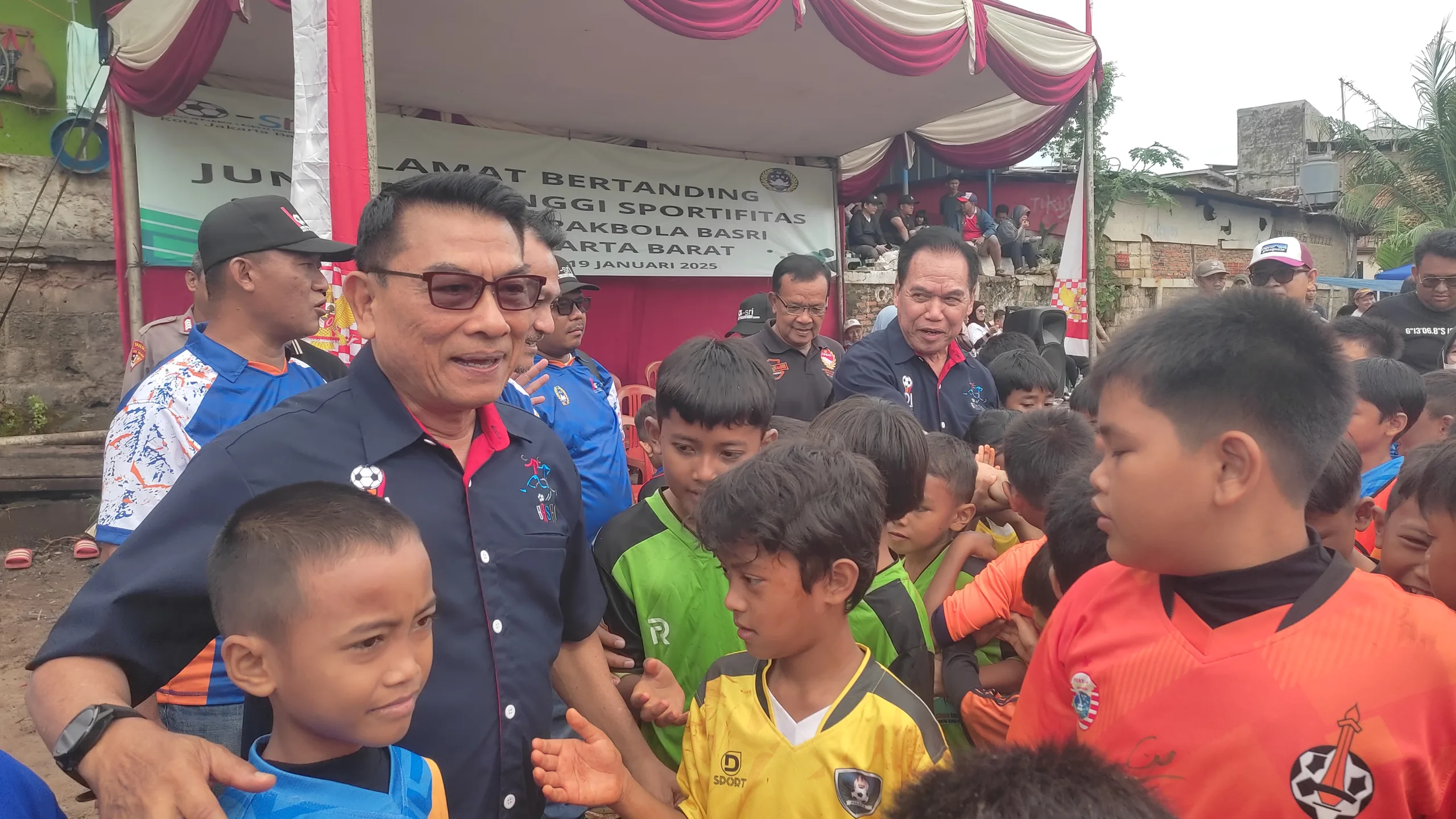Ketua Dewan Pembina Ba-Sri Moeldoko saat bersalaman dengan para pemain peserta festival Sepakbola Ba-Sri (Foto: Sirhan)
