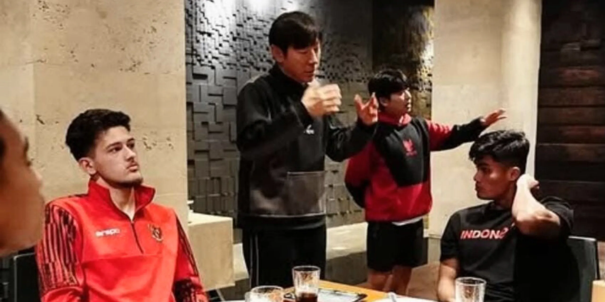 Foto : 1st -Kebersamaan Justine Hubner dengan Shin Tae yong