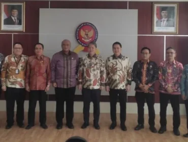 Ketua Sidang Hilman Pujana dan anggota saat foto bersama dengan jajaran PT Triputra Agro Persada Tbk (PT TAP). (Foto : Sirhan)