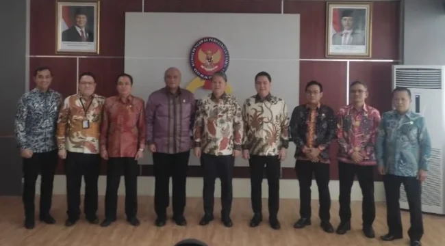 Ketua Sidang Hilman Pujana dan anggota saat foto bersama dengan jajaran PT Triputra Agro Persada Tbk (PT TAP). (Foto : Sirhan)