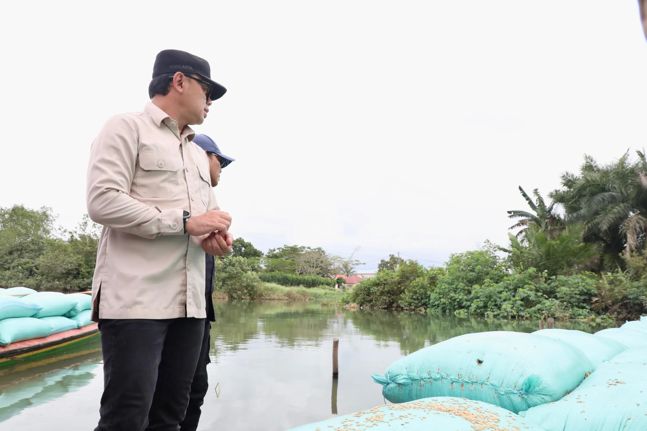 Wakil Menteri Dalam Negeri (Wamendagri) Bima Arya Sugiarto saat meninjau irigasi di Desa Purwosari, Kecamatan Tanjung Lago, Kabupaten Banyuasin, Sumatera Selatan .(Foto : Puspen Kemendagri) 


