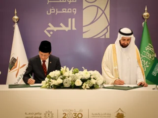 Menteri Agama Nasaruddin Umar dan Menteri Haji dan Umrah Arab Saudi Tawfiq F. Al-Rabiah saat melakukan penandatangan MoU
(Foto : Kemenag)
