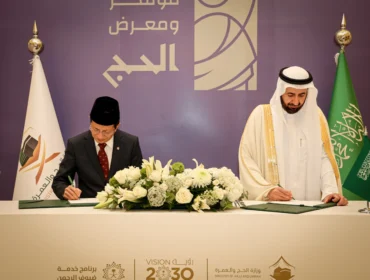 Menteri Agama Nasaruddin Umar dan Menteri Haji dan Umrah Arab Saudi Tawfiq F. Al-Rabiah saat melakukan penandatangan MoU
(Foto : Kemenag)
