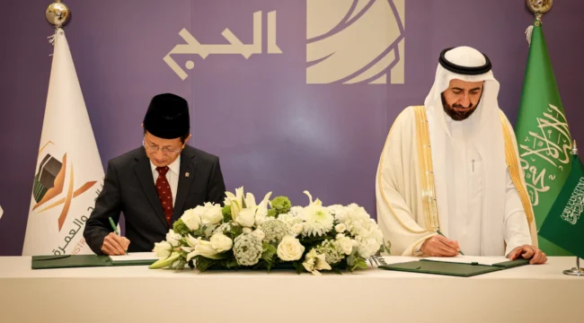 Menteri Agama Nasaruddin Umar dan Menteri Haji dan Umrah Arab Saudi Tawfiq F. Al-Rabiah saat melakukan penandatangan MoU
(Foto : Kemenag)
