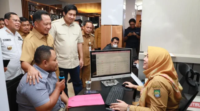  Mendagri Tito Karnavian saat meresmikan layanan PBG 10 Jam Selesai di Tangerang (Foto: Puspen Kemendagri)
