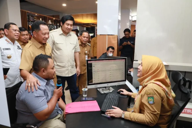 
					 Mendagri Tito Karnavian saat meresmikan layanan PBG 10 Jam Selesai di Tangerang (Foto: Puspen Kemendagri)

