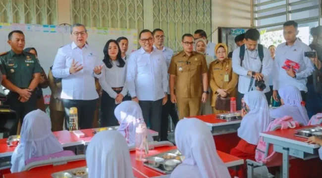Wakil Wali Kota Tangerang Selatan, Pilar Saga Ichsan saat mendampingi Wamen   Investasi dan Hilirisasi/BKPM, Todotua Pasaribu saat meninjau MBG  
(foto : Ist)