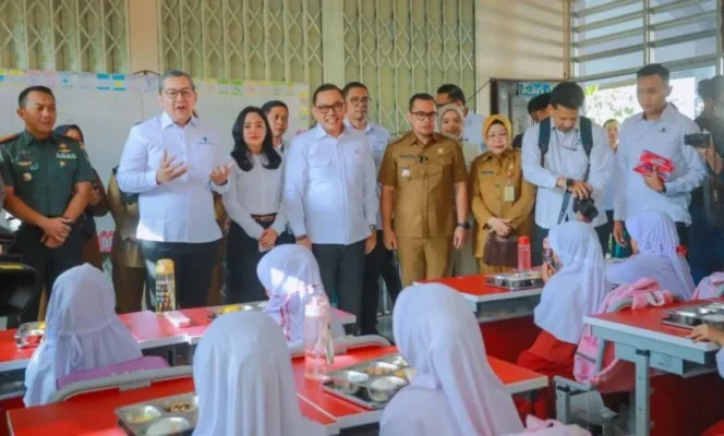 
					Wakil Wali Kota Tangerang Selatan, Pilar Saga Ichsan saat mendampingi Wamen   Investasi dan Hilirisasi/BKPM, Todotua Pasaribu saat meninjau MBG  
(foto : Ist)