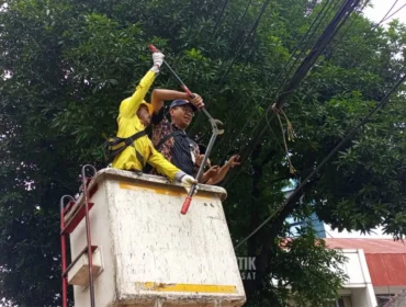 Salah seorang petugas Sudin Bina Marga Jakarta  Pusat saat memutus kabel.(foto : Infomkom)