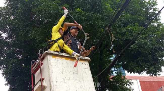 Salah seorang petugas Sudin Bina Marga Jakarta  Pusat saat memutus kabel.(foto : Infomkom)