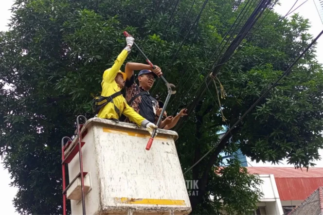 
					Salah seorang petugas Sudin Bina Marga Jakarta  Pusat saat memutus kabel.(foto : Infomkom)