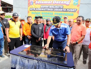 Wali Kota Jakarta Pusat Arifin saat meresmikan MCK Komunal di Kamayoran. (foto : Komindigi jakpus)