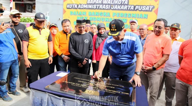 Wali Kota Jakarta Pusat Arifin saat meresmikan MCK Komunal di Kamayoran. (foto : Komindigi jakpus)