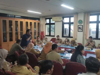 ketua Pokja PWI Wali Kota Jakarta Pusat Helmi AR saat memberikan sambutan dalam aundensi bersama Camat Senen. (Foto ; Sirhan Sahri)