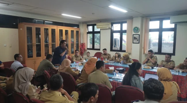 ketua Pokja PWI Wali Kota Jakarta Pusat Helmi AR saat memberikan sambutan dalam aundensi bersama Camat Senen. (Foto ; Sirhan Sahri)