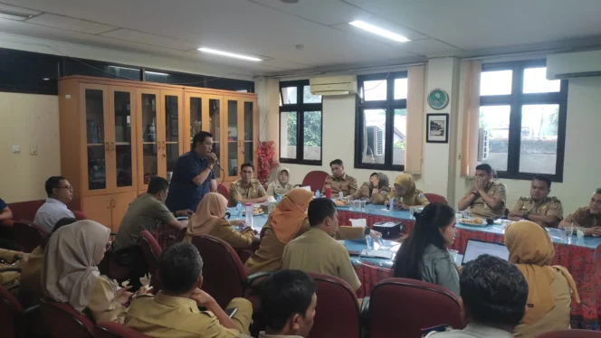 
ketua Pokja PWI Wali Kota Jakarta Pusat Helmi AR saat memberikan sambutan dalam aundensi bersama Camat Senen. (Foto ; Sirhan Sahri)
