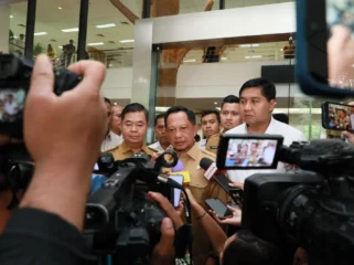 Menteri Dalam Negeri Tito Karnavian saat memberikan keterangan kepada para wartawan. (foto: Puspen Kemendagri) 