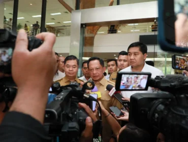 Menteri Dalam Negeri Tito Karnavian saat memberikan keterangan kepada para wartawan. (foto: Puspen Kemendagri) 