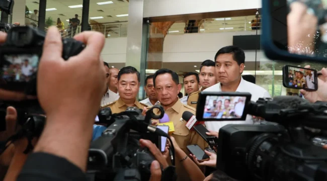 Menteri Dalam Negeri Tito Karnavian saat memberikan keterangan kepada para wartawan. (foto: Puspen Kemendagri) 