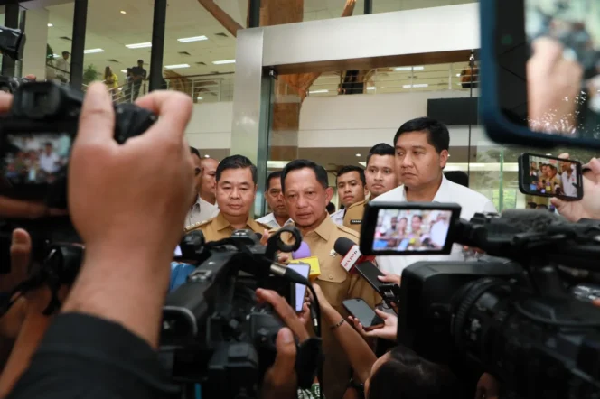 
					Menteri Dalam Negeri Tito Karnavian saat memberikan keterangan kepada para wartawan. (foto: Puspen Kemendagri) 