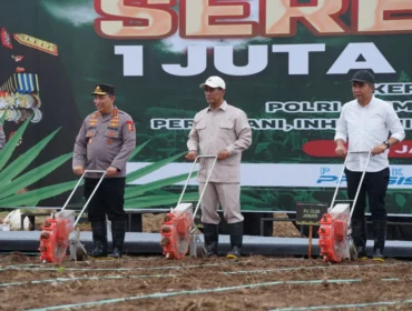 Menteri Pertanian (Mentan)  Andi Amran Sulaiman bersama Kapolri Jenderal Listyo Sigit Prabowo saat hadir di kegiatan tanam jagung serentak .(foto: Humas Kementan)