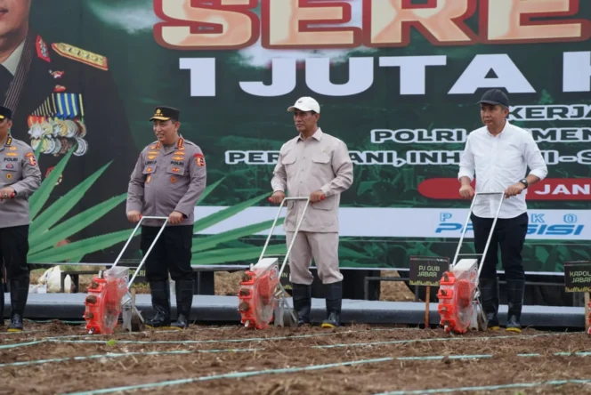 
					Menteri Pertanian (Mentan)  Andi Amran Sulaiman bersama Kapolri Jenderal Listyo Sigit Prabowo saat hadir di kegiatan tanam jagung serentak .(foto: Humas Kementan)