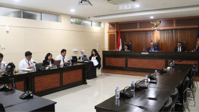 
					ketua Majelis Komisi  Hilman Pujan saat memimpin Sidang . (Foto : KPPU)
