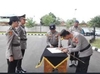 Kapolres Metro Tangerang Kota Kombes Pol Zain Dwi Nugroho saat menandatangani sersh terims jabatan Wakapolres dari Kombes Pol Yolanda Evelyn Sebayang, kepada AKBP Eko Bagus Riyadi. (foto 
