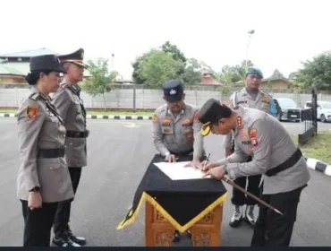 Kapolres Metro Tangerang Kota Kombes Pol Zain Dwi Nugroho saat menandatangani sersh terims jabatan Wakapolres dari Kombes Pol Yolanda Evelyn Sebayang, kepada AKBP Eko Bagus Riyadi. (foto 