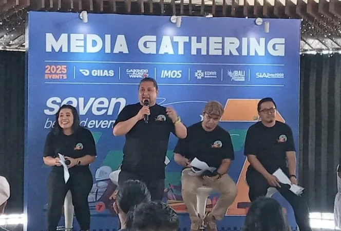 
					CEO Seven Event, Andy Wismarsyah saat memberikan keterangan kepada awak media dalam acara  media gathering. (foto: Gunawan )