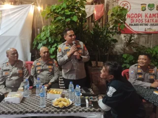Kapolsek Metro Tambora Jakarta Barat Kompol Muhammad Kukuh Islami saatn memberikan sambutan dalam acara Ngopi Bareng. (foto Istimewa)