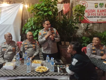 Kapolsek Metro Tambora Jakarta Barat Kompol Muhammad Kukuh Islami saatn memberikan sambutan dalam acara Ngopi Bareng. (foto Istimewa)
