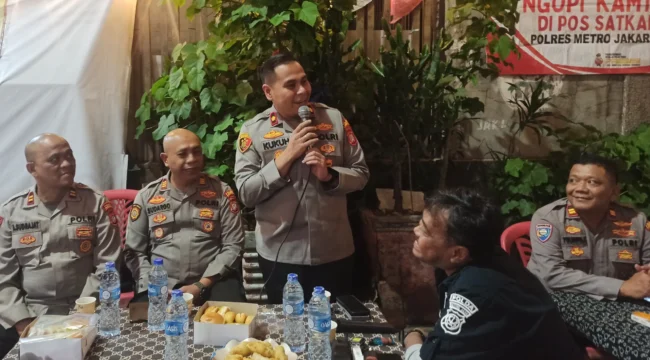 Kapolsek Metro Tambora Jakarta Barat Kompol Muhammad Kukuh Islami saatn memberikan sambutan dalam acara Ngopi Bareng. (foto Istimewa)