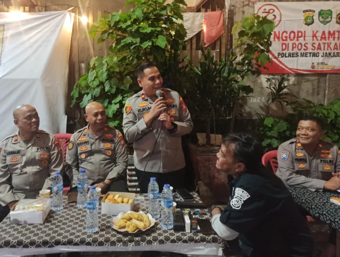
					Kapolsek Metro Tambora Jakarta Barat Kompol Muhammad Kukuh Islami saatn memberikan sambutan dalam acara Ngopi Bareng. (foto Istimewa)