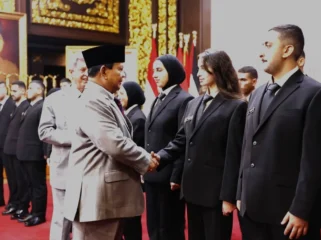 Presiden Prabowo Subianto saat menyalami para mahasiswa Palestina. (Foto: Istimewa)