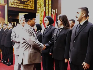 Presiden Prabowo Subianto saat menyalami para mahasiswa Palestina. (Foto: Istimewa)