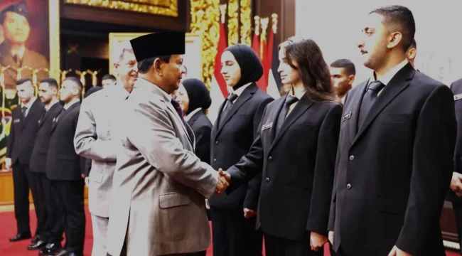 Presiden Prabowo Subianto saat menyalami para mahasiswa Palestina. (Foto: Istimewa)