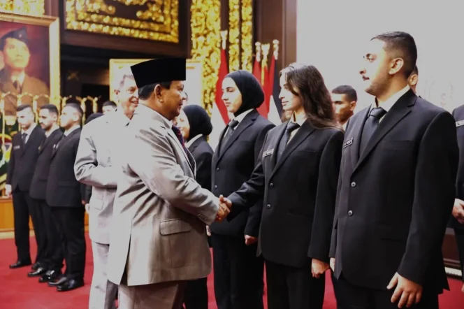 
Presiden Prabowo Subianto saat menyalami para mahasiswa Palestina. (Foto: Istimewa)