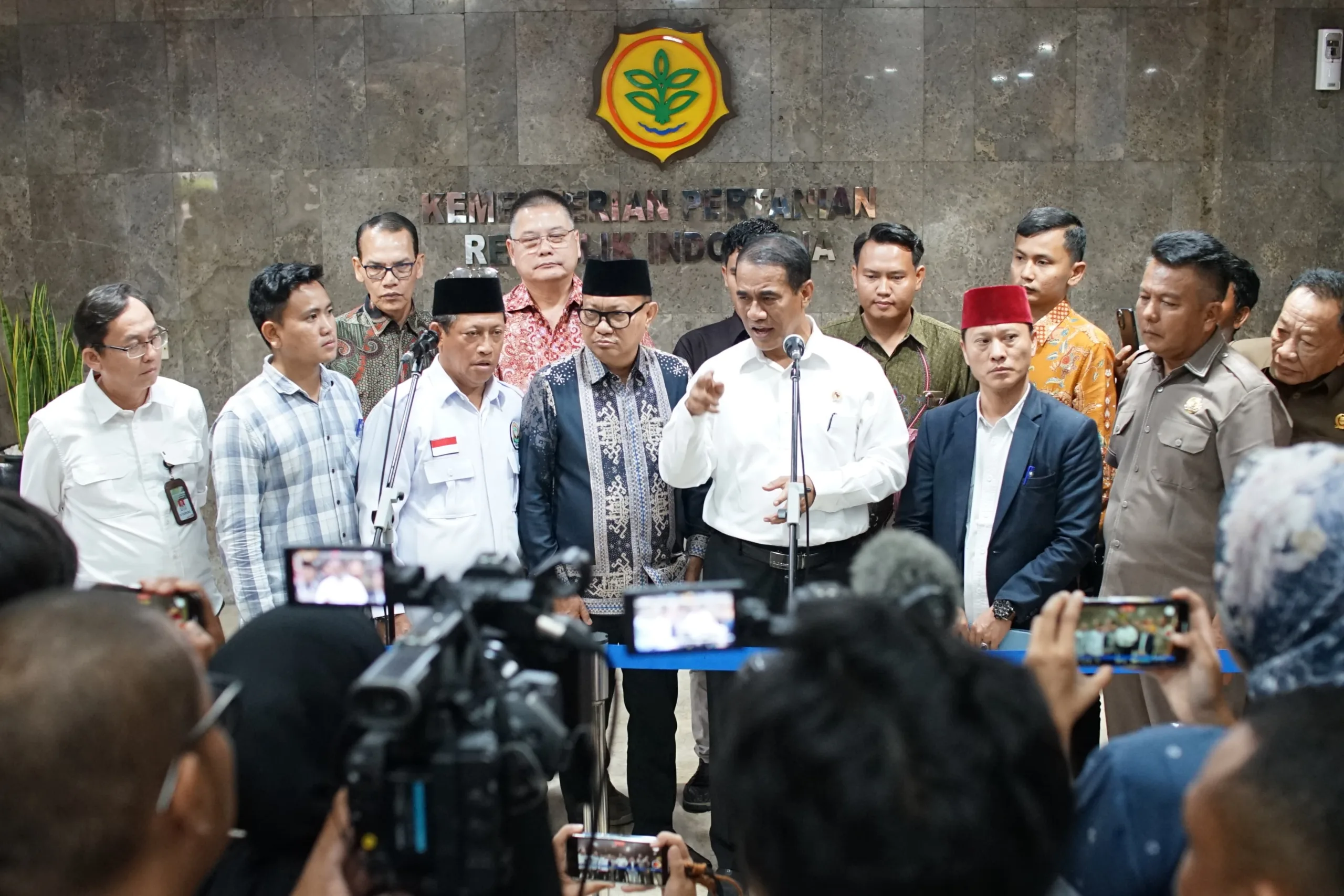 ,Menteri Pertanian (Mentan) Andi Amran Sulaiman saat memberikan keterangan pers kepada awak media usai menerima kunjungan para petani singkong.(Foto: Humas Kementan)